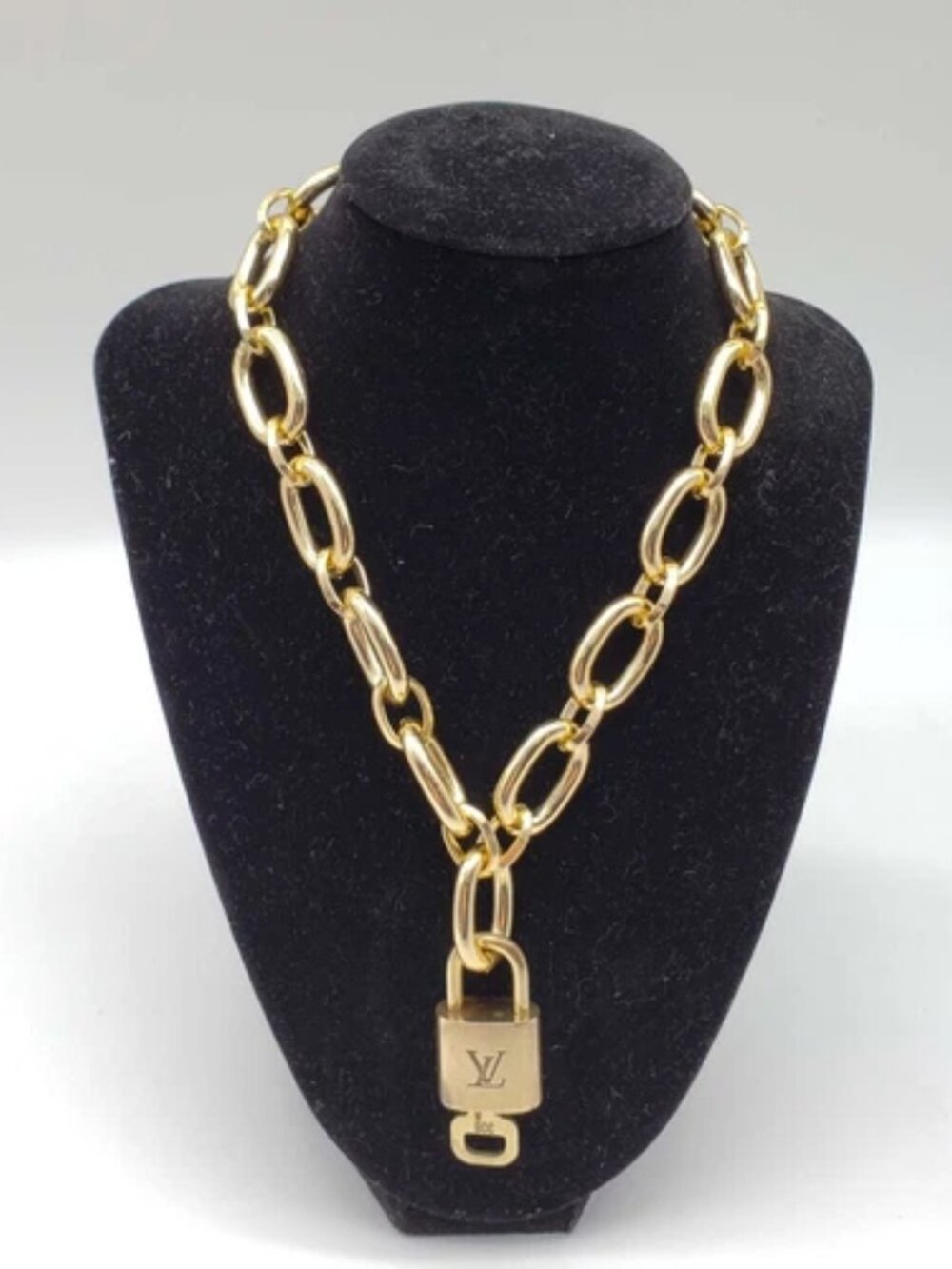 Gold-Plated Necklace with Authentic Louis Vuitton Padlock - Picture 2 of 14